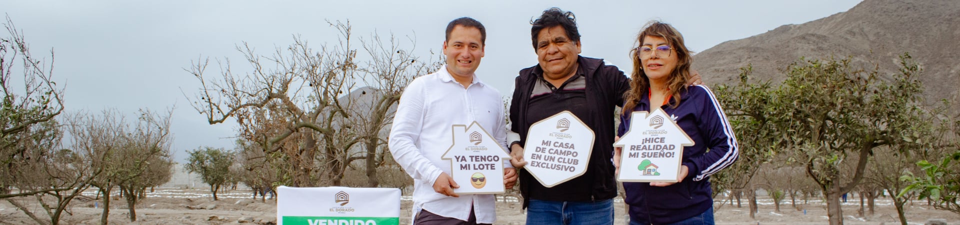 Entrega de lotes en El Dorado: familia con el cartel Ya tengo mi lote