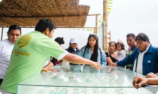 Clientes revisando la maqueta de Country Club El Dorado