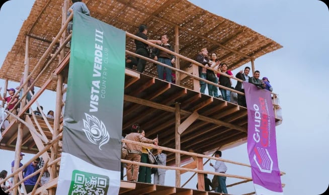 Visitantes en el mirador de madera de Vista Verde III