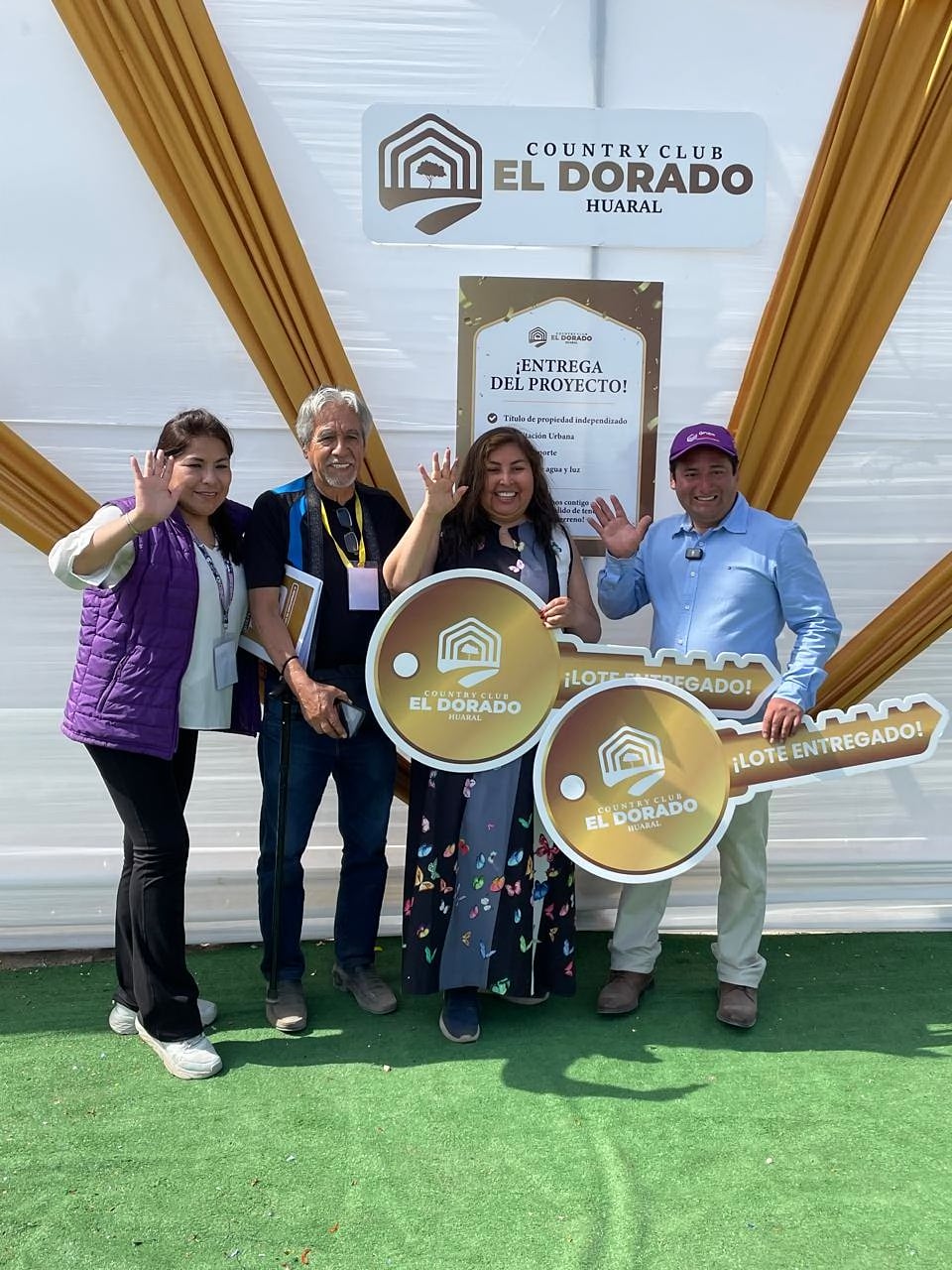 Clientes con las llaves de Lote entregado en Country Club El Dorado
