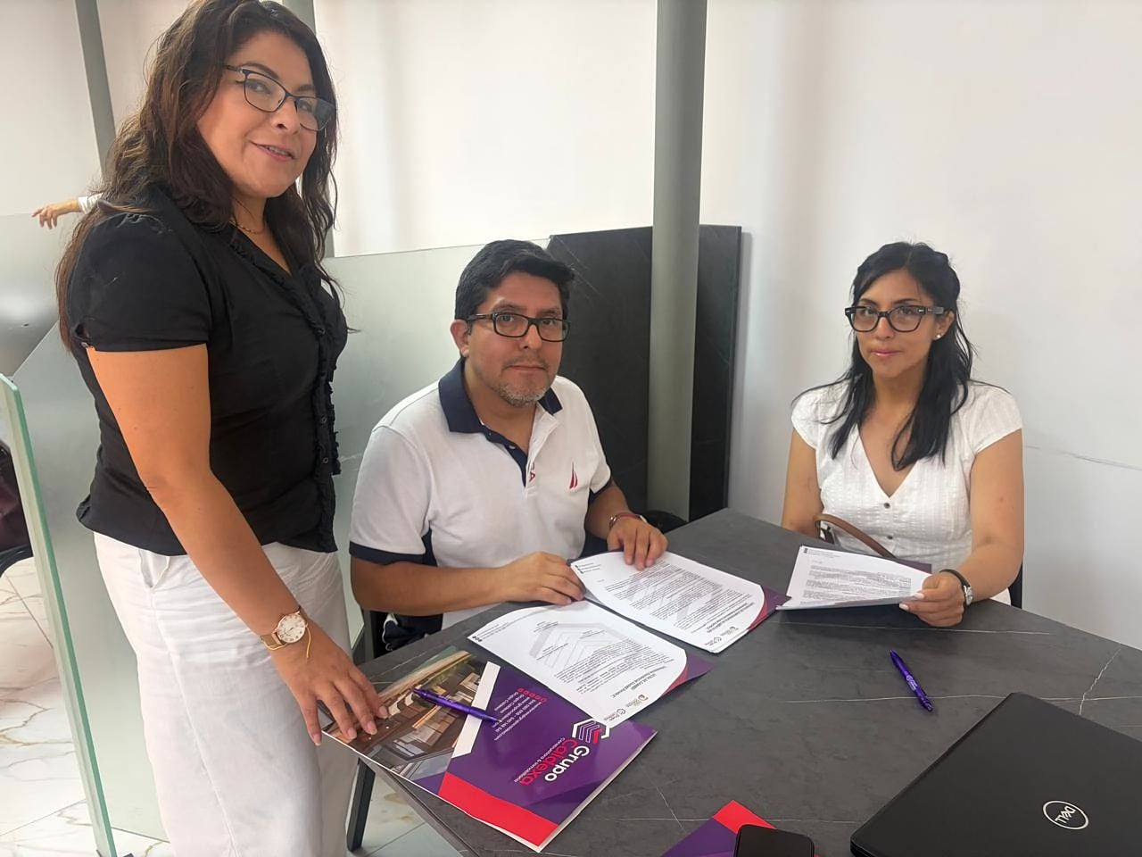 Margarita revisando el contrato de compra con dos clientes