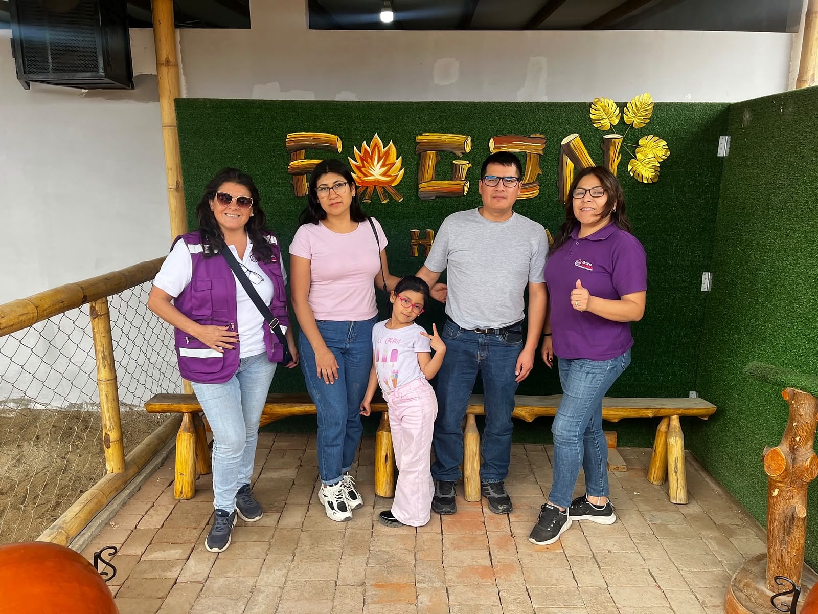 Familia de visita en el fogón de un country club en Huaral, junto a Margarita