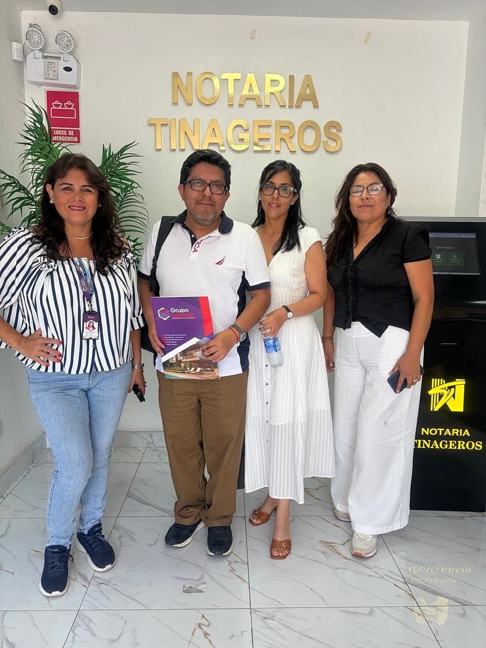 Margarita con sus clientes en la Notaría Tinageros después de firmar